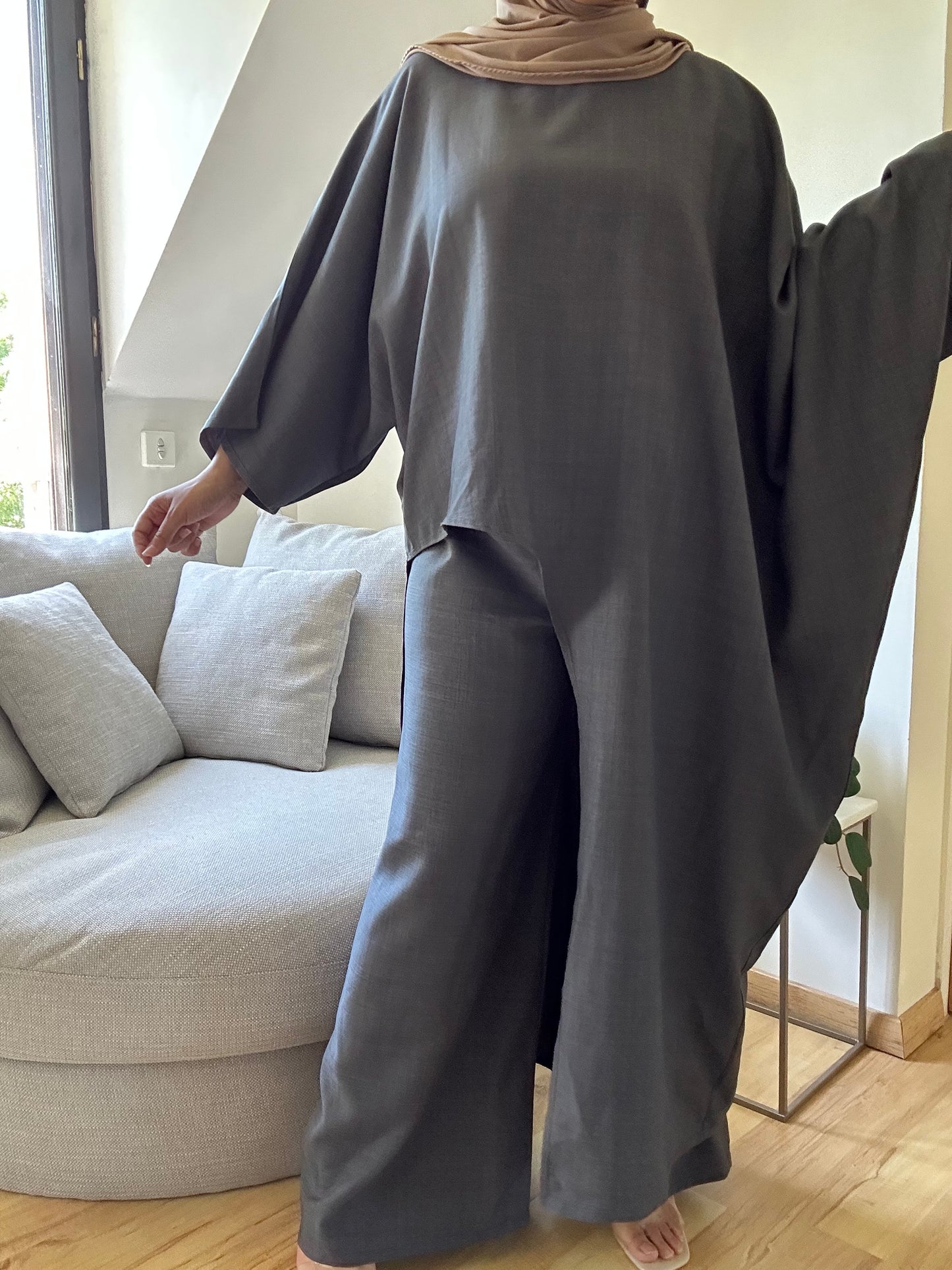 Ensemble asymétrique manche papillon et pantalon NAYA Gris foncé