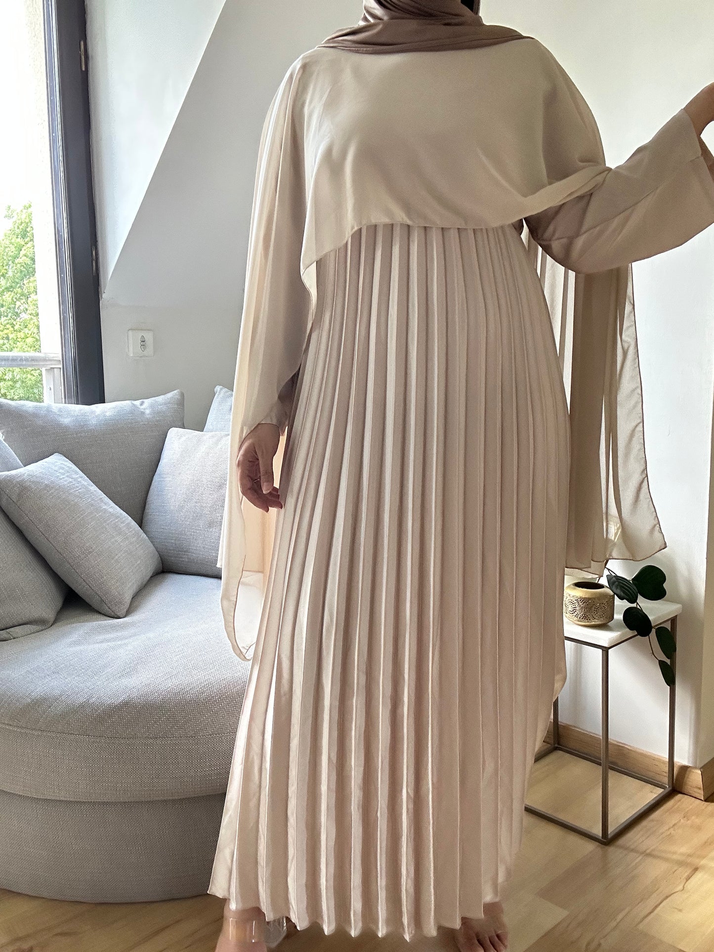 Robe longue plissée avec cape manche longue MAYA Beige